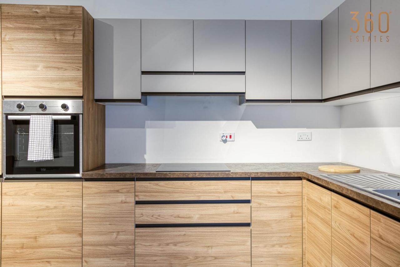 Modern 2br With Private Terrace & Sofa Bed By 360 Estates *